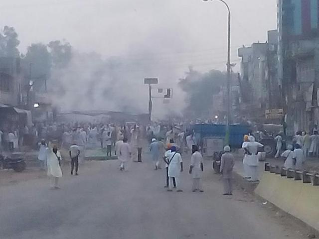 The situation remained tense in the area as protesters blocked roads at several locations, damaged vehicles and torched an anti-riots vehicle. (Sanjeev kumar /HT Photo)