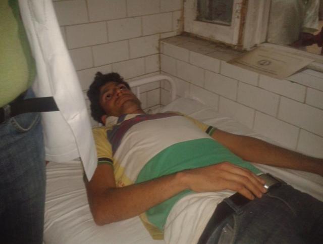 Injured Raj Kumar getting treatment at civil hospital in Pathankot tehsil.(HT Photo)