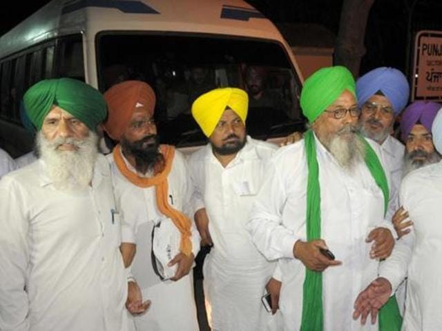 Punjab farmers ended six-day ‘rail roko’ stir on Tuesday (HT Photo) Punjab farmers ended six-day ‘rail roko’ stir on Tuesday (HT Photo)