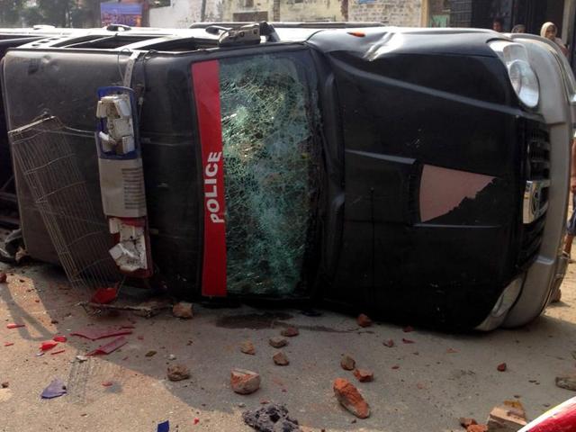 Sikh protesters damaged police vehicles in a clash that erupted in Moga following the alleged desecration. (Sanjeev Kumar/HT Photo)