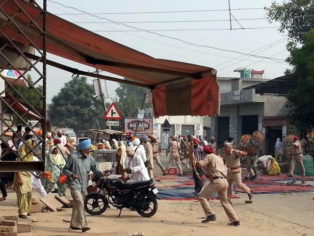Police lathi charge members of Sikh groups protesting the alleged desecration of the Guru Granth Sahib in Kotkapura.(Sanjeev Kumar / Hindustan Times) Police lathi charge members of Sikh groups protesting the alleged desecration of the Guru Granth Sahib in Kotkapura.(Sanjeev Kumar / Hindustan Times)