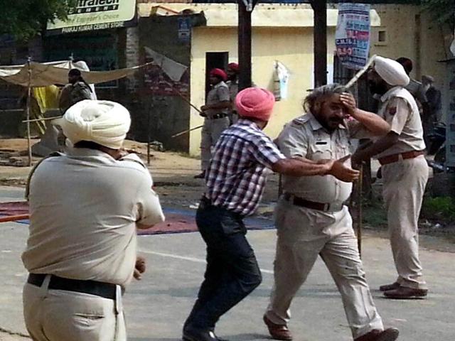 An injured policeman during protests by Sikh groups following the alleged desecration of the Guru Granth Sahib. (Sanjeev Kumar/HT Photo)