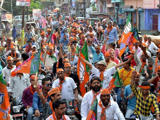 BJP workers take out a road show on the last day of election campaign in Gaya for the second phase of assembly elections.(PTI) BJP workers take out a road show on the last day of election campaign in Gaya for the second phase of assembly elections.(PTI)