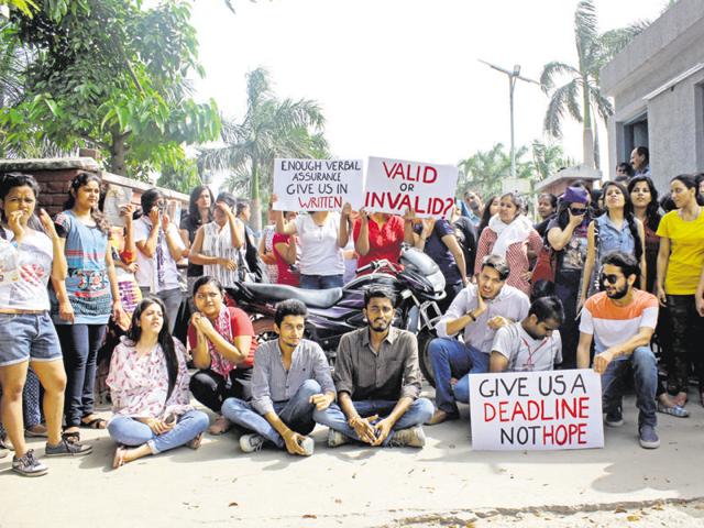 Seeking answers: FDDI Noida students sit on a dharna outside their campus.(Hindustan Times) Seeking answers: FDDI Noida students sit on a dharna outside their campus.(Hindustan Times)