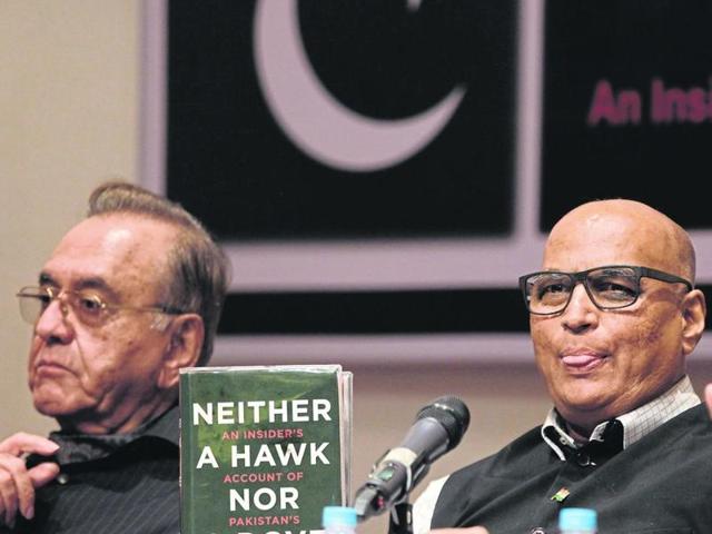 Writer Khurshid Mahmud Kasuri and (right) Sudheendra Kulkarni at the inauguration of his book in Mumbai on Monday.(Anshuman Poyrekar/HT)