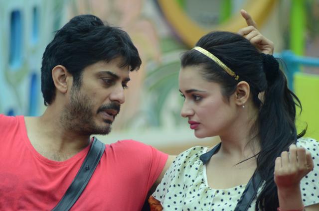 Vikas Bhalla and Yuvika Chaudhary having a conversation.