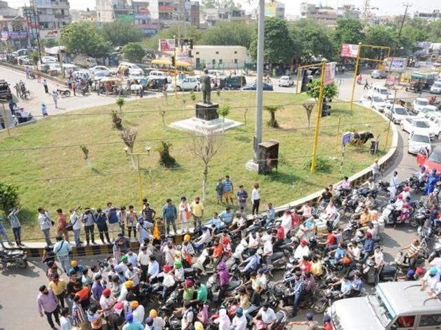 Chanting pro-Khalistan and anti-Badal government slogans, the protesters forced closure of several outlets during the protest march. (Pardeep Pandit/ HT Photo) Chanting pro-Khalistan and anti-Badal government slogans, the protesters forced closure of several outlets during the protest march. (Pardeep Pandit/ HT Photo)
