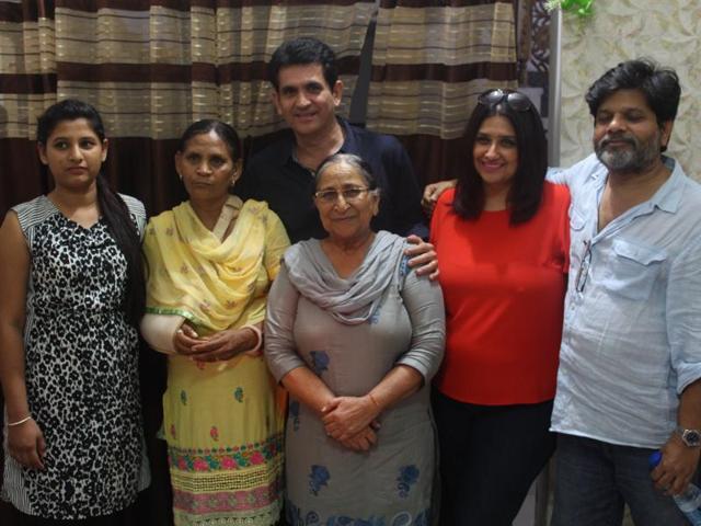 Director Omung Kumar with Sarabjit Singh’s sister Dalbir Kaur(HT Photo)