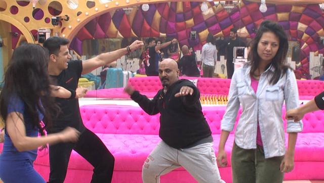 Arvind Vegda gets the house in garba mood. (COLORS)
