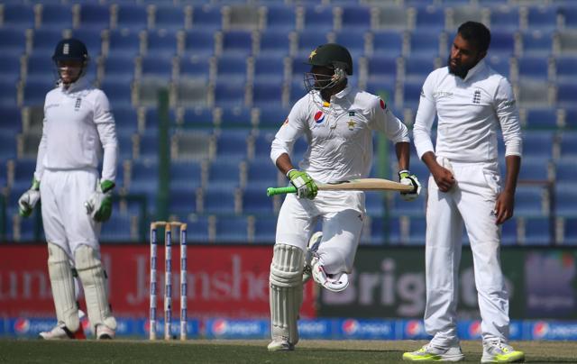 England’s Adil Rashid, right, had the most expensive debut in Test history for a wicketless bowler in the first innings, going for 163 runs in 34 overs. (AFP Photo)
