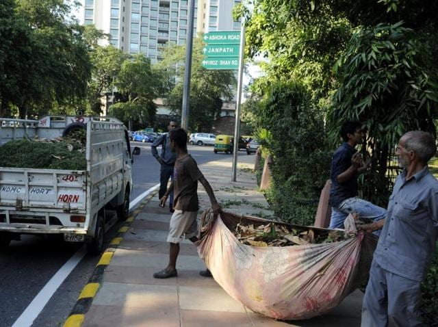 A group of chief ministers has recommended a cess on petroleum products, telecom services and waste generated by mineral-based industries as well as Swachh Bharat bonds to fund the ambitious campaign. (HT Photo) A group of chief ministers has recommended a cess on petroleum products, telecom services and waste generated by mineral-based industries as well as Swachh Bharat bonds to fund the ambitious campaign. (HT Photo)