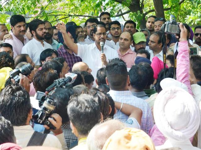 Punjab cabinet minister and BJP leader Anil Joshi held a demonstration outside the office of chief engineer, PSPCL, to protest against the delay in installing electricity meters in the residences in Vrindavan Gardens colony on the Amritsar bypass. (HT Photo)