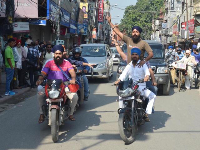 Sikh protesters forced shopkeepers to shutdown shops at Amritsar on Thursday. (Sameer Sehgal / HT )