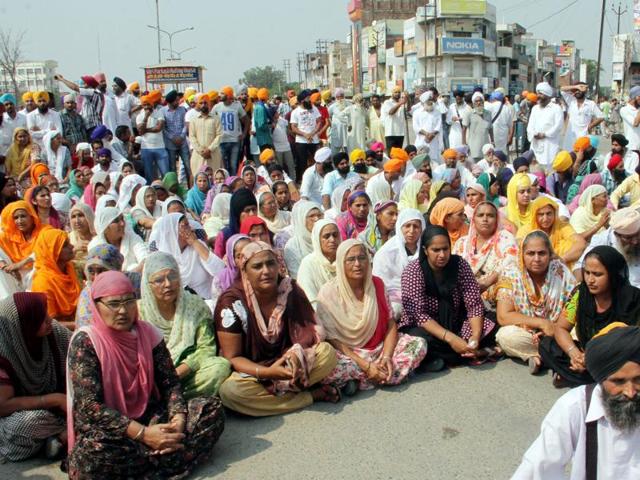Thousands of people, including women, with swords and sticks in their hands marched on roads at places like Main Chowk in Moga, Bagha Purana, Ajitwal, Bughi Pura Chowk, Lohara Chowk and Fatehgarh road. (JS Grewal/HT)