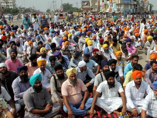In Tarn Taran, protestors blocked the Tarn Taran-Harike road and also burnt the effigy of Punjab chief minister Parkash Singh Badal. (JS Grewal/HT)