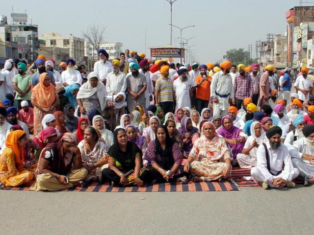 Thousands of people, including women, with swords and sticks in their hands marched on roads at places like Main Chowk in Moga, Bagha Purana, Ajitwal, Bughi Pura Chowk, Lohara Chowk and Fatehgarh road. (JS Grewal/HT)
