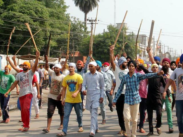The protesters, led by fringe radical outfits, have been demanding the arrest of those responsible for tearing off more than 100 pages of the Guru Granth Sahib at Bargari village, 15 km from Kotkapura in Faridkot district, on Monday. (JS Grewal/HT)