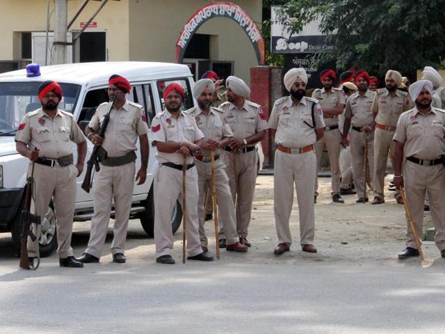Security has been beefed up in the state in the wake of the Punjab bandh call by the Sant Samaj. (JS Grewal/HT)
