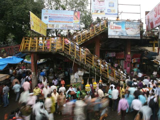 The crowded Dadar footover bridge. (HT File) The crowded Dadar footover bridge. (HT File)