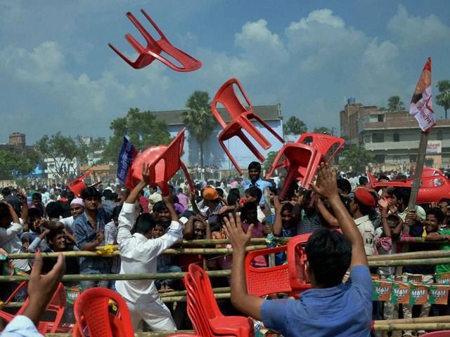 Bihar Sharif : The crowd grows restive due to the late arrival of bollywood actor Ajay Devgn at a poll rally in Bihar Sharif on Tuesday. (PTI)