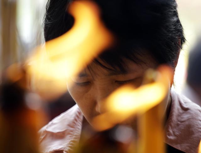 A Thai woman prays at Thian Fah Chinese temple in Bangkok, Thailand Thursday, Oct. 15, 2015. to mark of the Vegetarian Festival. Worshippers refrain from eating animal products during the nine-day festival. (AP)