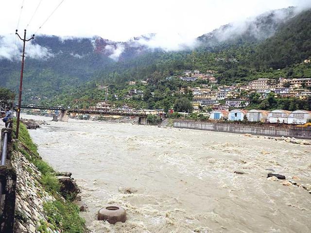 According to the report, a few lakes have the potential to bulk up further and burst under the slightest provocation of weather, threatening the human population and infrastructure downstream the rivers just like 2013 when Chorabari lake sent water crashing into Mandakani(HT file photo) According to the report, a few lakes have the potential to bulk up further and burst under the slightest provocation of weather, threatening the human population and infrastructure downstream the rivers just like 2013 when Chorabari lake sent water crashing into Mandakani(HT file photo)