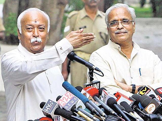 RSS general secretary Bhaiyyaji Joshi (R) said there was a need to verify the honesty and integrity of writers returning awards as their action was vitiating the atmosphere.ARIJIT SEN/ht file(Arijit Sen/ HT File Photo) RSS general secretary Bhaiyyaji Joshi (R) said there was a need to verify the honesty and integrity of writers returning awards as their action was vitiating the atmosphere.ARIJIT SEN/ht file(Arijit Sen/ HT File Photo)