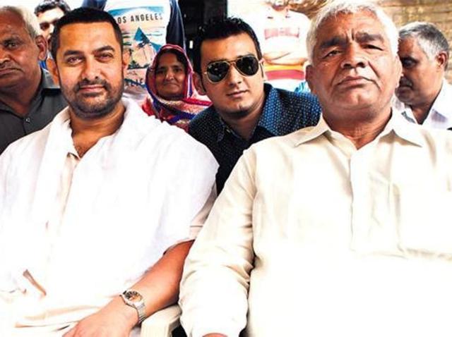 Aamir Khan with former wrestler Mahavir Singh Phogat and his family in Ludhiana, Punjab. Aamir Khan with former wrestler Mahavir Singh Phogat and his family in Ludhiana, Punjab.