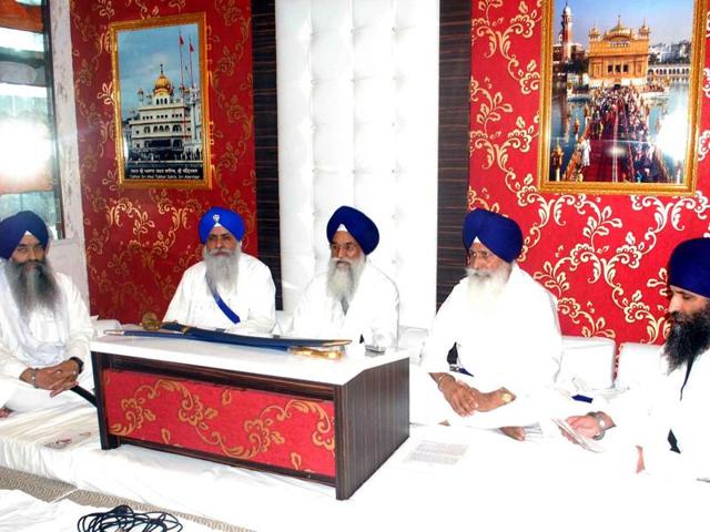 Five Sikh high priests holding a meeting at Akal Takht secretariat at Golden Temple in Amritsar on Friday. (Sameer Sehgal/HT Photo) Five Sikh high priests holding a meeting at Akal Takht secretariat at Golden Temple in Amritsar on Friday. (Sameer Sehgal/HT Photo)