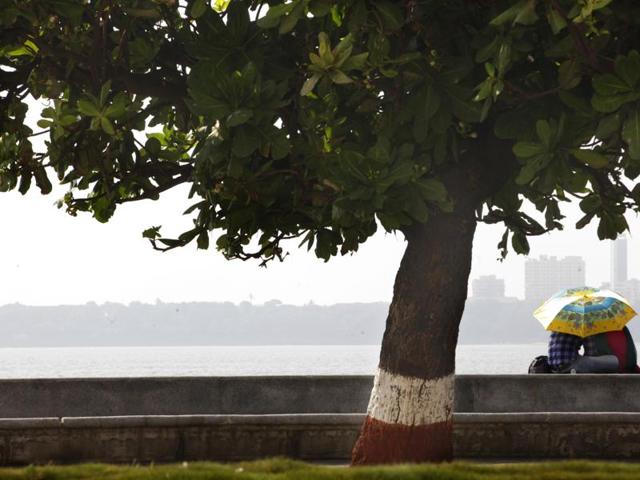 A couple braves the heat at Marine Drive on Friday. (Anshuman Poyrekar/HT)
