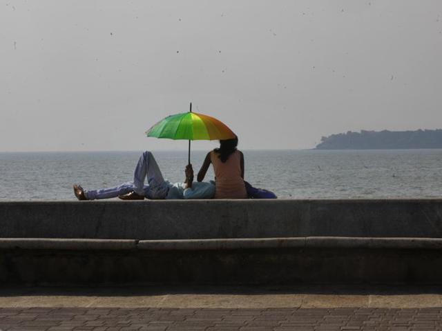 South Mumbai also recorded very high temperatures, as the sea breeze set in later than usual on Friday. (Anshuman Poyrekar/HT)