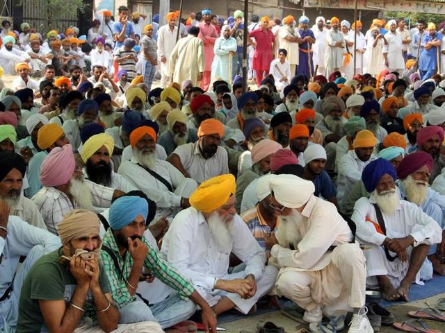 Many hardliners and Sikh organisations wanted to cremate the body at a religious place, but the family did not agree to it. Tensions have been running high in the region since the desecration of ‘bir’. (Sanjeev Kumar/HT Photo) Many hardliners and Sikh organisations wanted to cremate the body at a religious place, but the family did not agree to it. Tensions have been running high in the region since the desecration of ‘bir’. (Sanjeev Kumar/HT Photo)