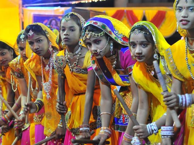 Girls dance to garba tunes at a programme in Indore. (Shankar Mourya/HT photo) Girls dance to garba tunes at a programme in Indore. (Shankar Mourya/HT photo)