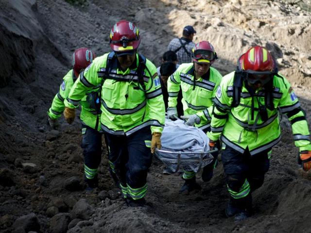 Rescue team members carry the body of a landslide victim in Santa Catarina Pinula, on the outskirts of Guatemala City, October 2, 2015. Hundreds of rescue workers dug through sludge and rock on Friday looking for survivors of a massive mudslide in Guatemala. (REUTERS Photo)