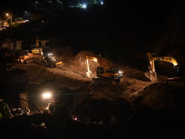 Picture taken during the search and rescue operation after a landslide late Thursday, following heavy rains, covered part of the village of El Cambray II, in Santa Catarina Pinula municipality, some 15 km east of Guatemala City, on October 2, 2015. Over a hundred homes were devastated by the landslide. (AFP Photo)