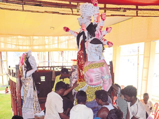 An idol of Durga being taken to a puja pandal in Bokaro on Thursday. (Krishna/HT Photo) An idol of Durga being taken to a puja pandal in Bokaro on Thursday. (Krishna/HT Photo)