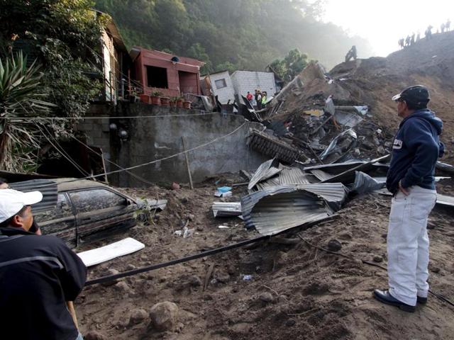 A resident looks at houses damaged by a landslide in Santa Catarina Pinula, on the outskirts of Guatemala City, October 2, 2015. (REUTERS Photo)