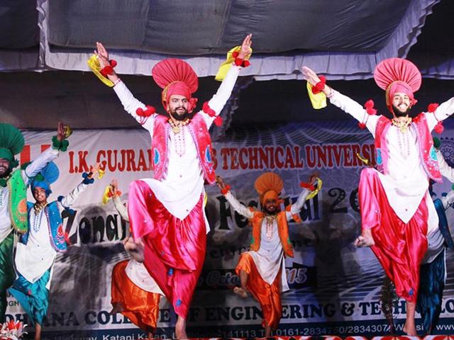 Bhangra artistes enthralled the audience with their performances on the last day. (HT Pho)