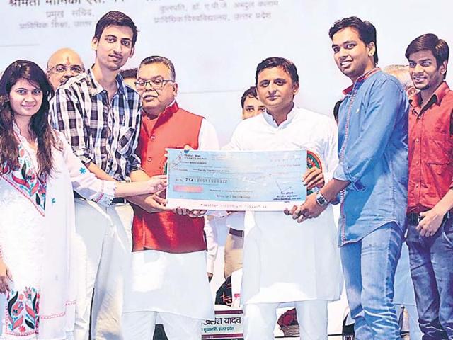 Chief minister Akhilesh Yadav awarding the students of architecture college for designing the Kalam Memorial. (HT photo/ Deepak Gupta) Chief minister Akhilesh Yadav awarding the students of architecture college for designing the Kalam Memorial. (HT photo/ Deepak Gupta)