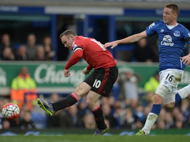 Manchester United striker Wayne Rooney (L) shoots to score their third goal under pressure from Everton's Scottish-born Irish midfielder James McCarthy (R) during the English Premier League football match between Everton and Manchester United at Goodison Park in Liverpool, north-west England. (AFP Photo) Manchester United striker Wayne Rooney (L) shoots to score their third goal under pressure from Everton's Scottish-born Irish midfielder James McCarthy (R) during the English Premier League football match between Everton and Manchester United at Goodison Park in Liverpool, north-west England. (AFP Photo)