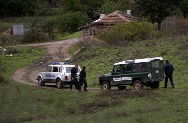 Bulgarian border police officers observe the area near the town of Sredets where an Afghan migrant was shot dead on October 16, 2015. Bulgarian border guards shot dead an Afghan migrant, authorities confirmed on October 16 after the EU and Turkey struck a deal aimed at stemming a huge influx of refugees into the bloc (AFP Photo)