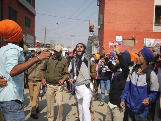 Kashmiri Sikhs shout anti-government slogans during a protest in Srinagar against desecration of a holy book in Bargari village of Faridkot district earlier this week. (Waseem Andrabi/ HT)