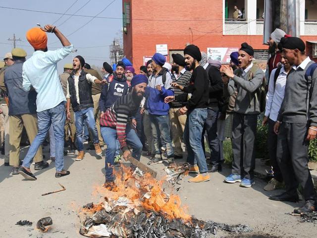 Over a dozen members of Sikh group gathered to protest against the desecration of their holy book in Amritsar, earlier this week(Waseem Andrabi/ HT Photo)