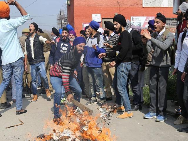 Kashmiri Sikhs staging a protest against the alleged sacrilege of their holy book in the state of Punjab, earlier this week. (Waseem Andrabi/ HT)