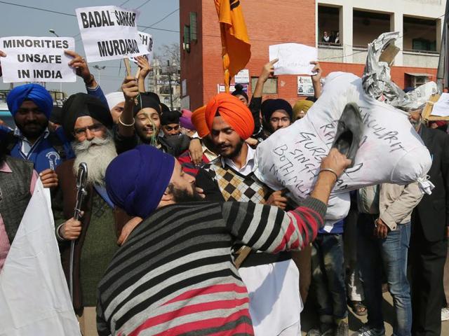 The protest was organised by Jammu and Kashmir unit of Gurmat Taksal and the protesters dispersed peacefully after police intervention. (Waseem Andrabi/HT)
