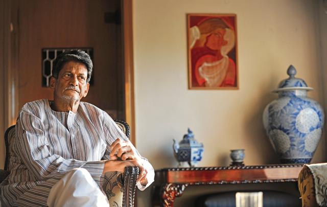 Mumbai...10th January 2012...News...Noted writer Kiran Nagarkar at his residence in Mumbai on Tuesday. (Hindustan Times)