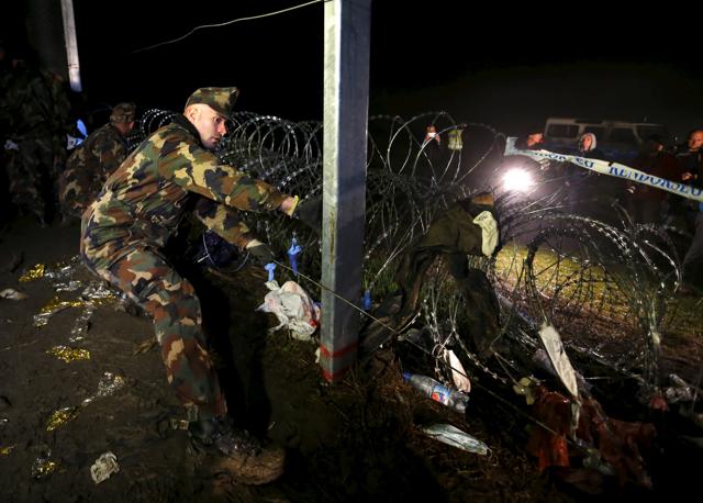 Hungarian soldiers seal shut a gap in the border fence between Hungary and Croatia at Zakany ,Hungary on October 17,2015. Hungary declared its southern border with Croatia closed to migrants on Friday, diverting them into tiny Slovenia, an action which has typified the EU’s disjointed response to the refugee crisis. (REUTERS Photo)