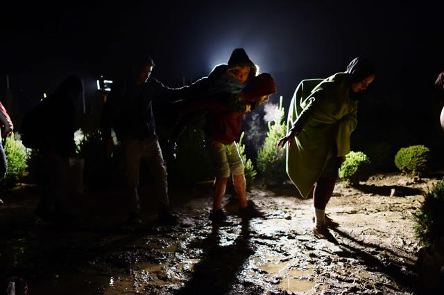 A group of migrants cross the border before Hungarian soldiers closed the border between Hungary and Croatia in Zakany, Hungary. (AFP Photo)