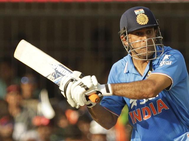 Indian skipper MS Dhoni in action during the second ODI in Rajkot.(Anshuman Poyrekar/HT Photo)