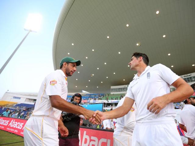 England's Ian Bell (2nd L) shakes hands with Pakistan players at the end as the match is drawn. (REUTERS) England's Ian Bell (2nd L) shakes hands with Pakistan players at the end as the match is drawn. (REUTERS)